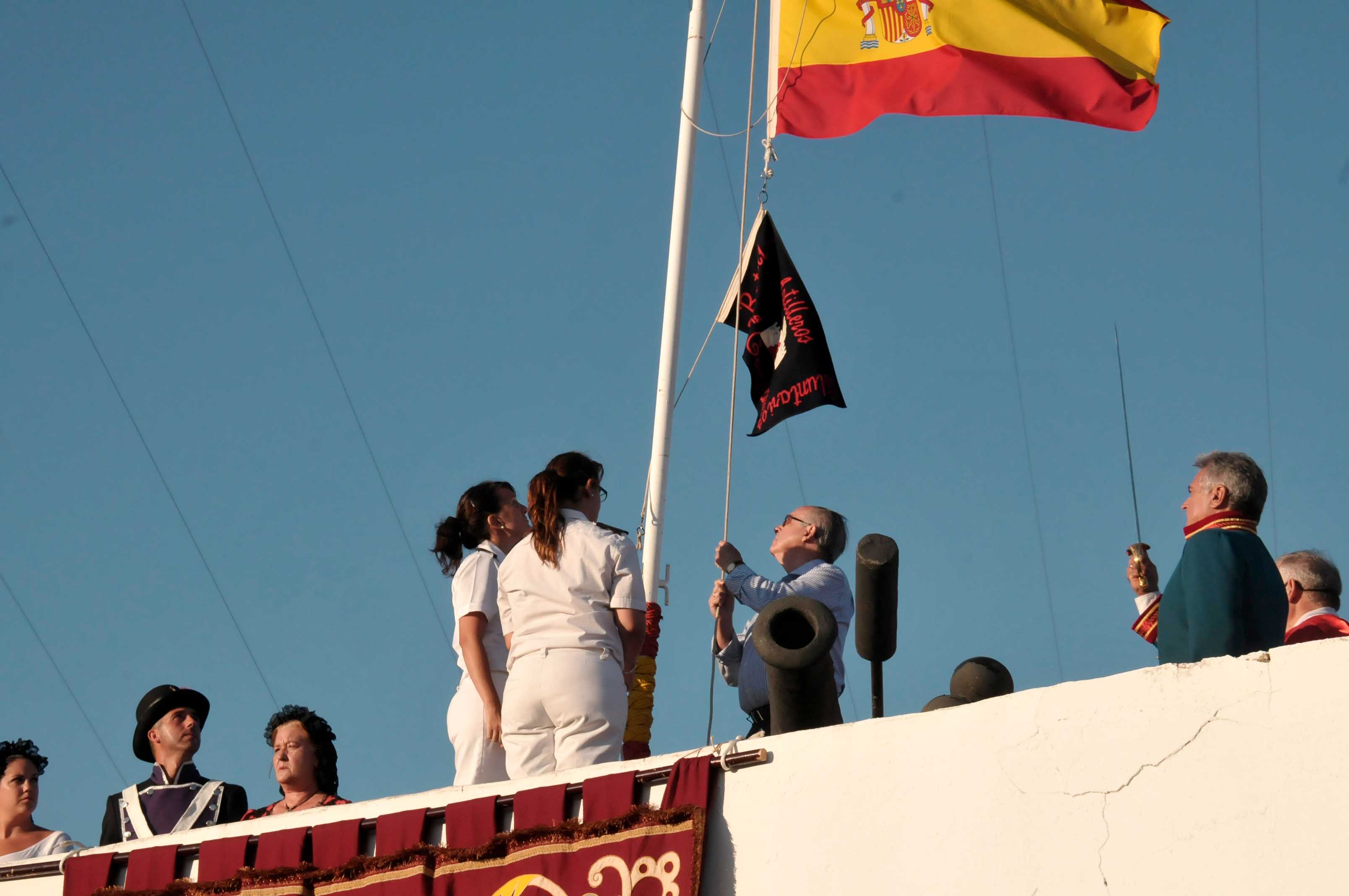 Puntales iza la Bandera en Honor a sus Voluntarios